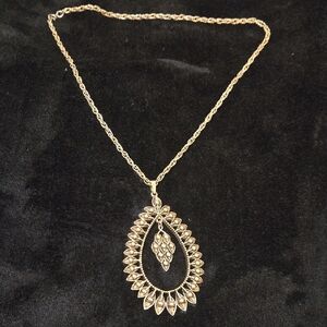 Elegant Gold Pendant Necklace